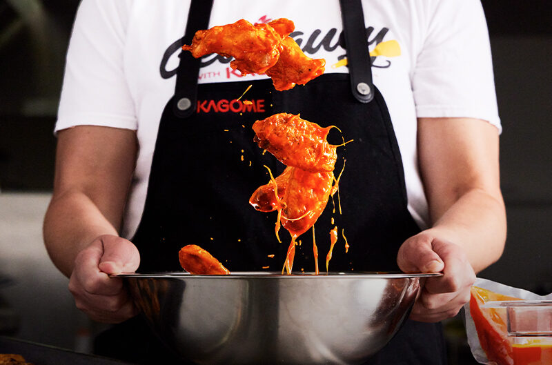 Kagome chef tossing chicken in sauce